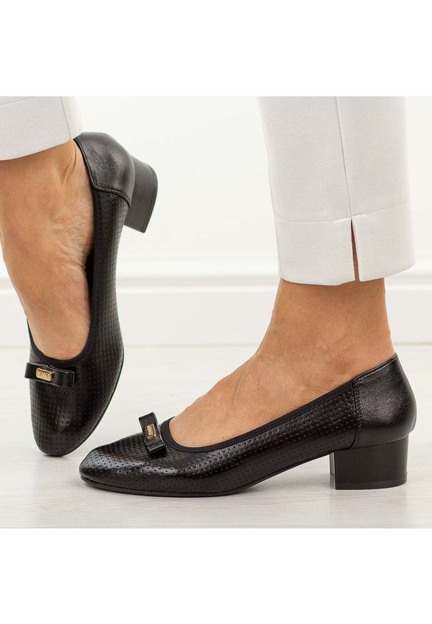 Czarne ażurowe czółenka damskie na obcasie M.Daszyński Sa200-17. Kolor: czarny. Materiał: skóra. Szerokość cholewki: normalna. Wzór: ażurowy. Sezon: wiosna, jesień, lato. Obcas: na obcasie. Styl: elegancki, klasyczny, wizytowy. Wysokość obcasa: niski