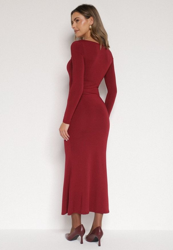 Born2be - Bordowa Sukienka z Wiskozą Ozdobiona Metalową Klamrą Refira. Okazja: na co dzień. Kolor: czerwony. Materiał: wiskoza. Wzór: aplikacja. Typ sukienki: proste. Styl: wizytowy, casual, elegancki