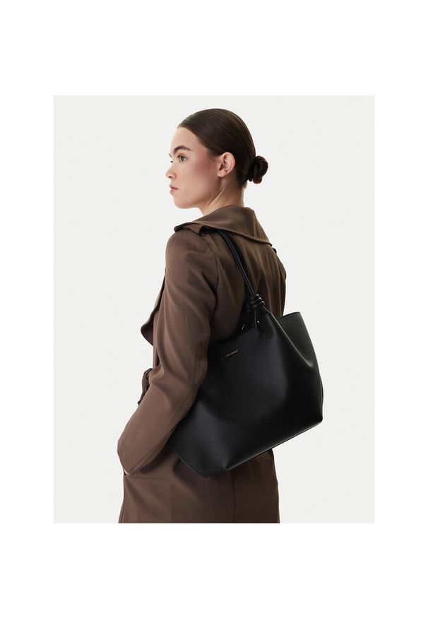 Torebka Coccinelle. Kolor: czarny