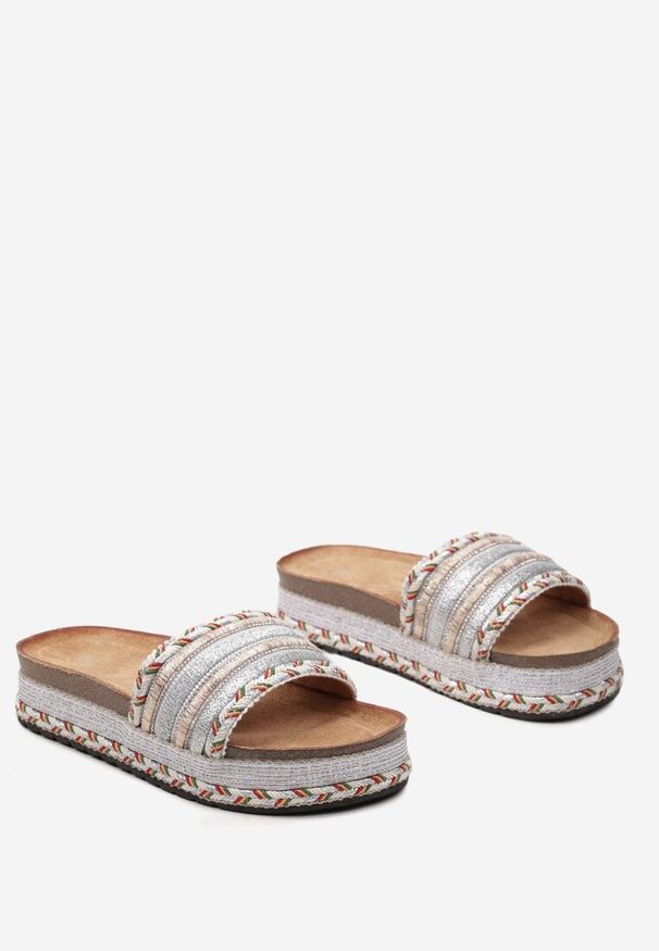 Renee - Srebrne Klapki Boho z Ozdobną Plecionką i Cyrkoniami Emillia. Kolor: srebrny. Wzór: aplikacja. Sezon: lato. Styl: boho