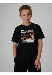4f - 4F T-shirt regular z nadrukiem chłopięcy - czarny 140 (9-10 lat). Okazja: na co dzień. Kolor: czarny. Materiał: materiał, bawełna, skóra, dzianina. Wzór: nadruk. Sezon: lato. Styl: casual, klasyczny #1