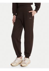 Guess Spodnie dresowe V6RB15 K9V31 Brązowy Regular Fit. Kolor: brązowy. Materiał: bawełna #1