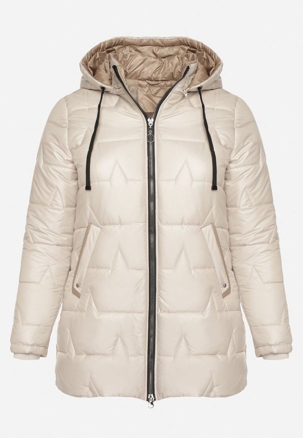 Born2be - Beżowa Pikowana Kurtka o Prostym Kroju z Kapturem Nileria. Okazja: na spotkanie biznesowe, do pracy, na co dzień. Typ kołnierza: kaptur. Kolekcja: plus size. Kolor: beżowy. Materiał: poliester, dzianina, jeans. Styl: biznesowy, casual