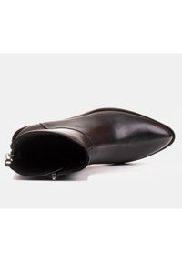 Marco Shoes Czarne botki skórzane z regulowanym obwodem cholewki. Kolor: czarny. Materiał: skóra. Szerokość cholewki: normalna #5
