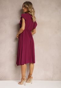 Renee - Bordowa Sukienka z Trójkątnym Dekoltem z Gumką w Pasie o Plisowanym Kroju Doetta. Kolor: czerwony. Długość rękawa: krótki rękaw. Styl: elegancki #5