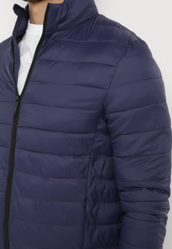 Born2be - Granatowa Kurtka Pikowana Evila. Typ kołnierza: kołnierzyk stójkowy. Kolor: niebieski. Materiał: materiał. Długość rękawa: długi rękaw. Długość: długie. Sezon: wiosna, jesień