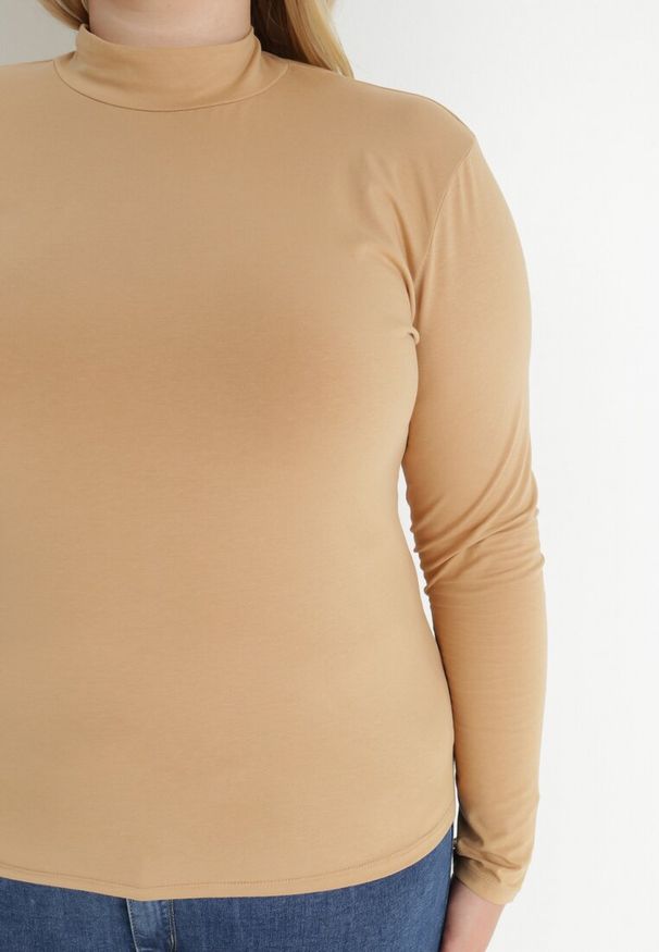 Born2be - Beżowy Golf Sedevus. Okazja: na co dzień. Typ kołnierza: golf. Kolekcja: plus size. Kolor: beżowy. Długość: długie. Wzór: gładki. Materiał: dzianina, jeans. Długość rękawa: długi rękaw. Styl: elegancki, wizytowy, casual
