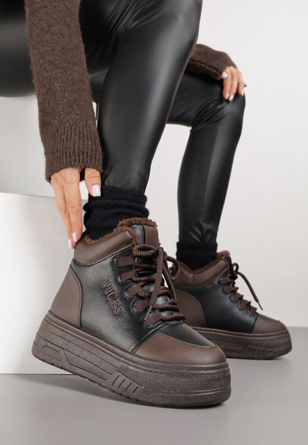 Born2be - Czarno-Brązowe Sneakersy Śniegowce Vices na Grubej Podeszwie z Tłoczeniem Ozdobione Napisem Fettania. Okazja: na co dzień. Kolor: czarny. Materiał: jeans, puch, skóra. Wzór: aplikacja, napisy