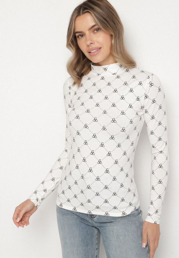 Born2be - Biała Bawełniana Bluzka z Półgolfem Typu Longsleeve z Geometrycznym Wzorem Tilianna. Okazja: na co dzień, na imprezę, na spotkanie biznesowe, do pracy. Kolor: biały. Materiał: bawełna. Długość rękawa: długi rękaw. Wzór: geometria. Styl: klasyczny, biznesowy, casual, elegancki