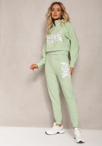 Renee - Jasnozielony Komplet z Napisem Bluza Krótka i Spodnie ze Ściągaczami Nimilia. Kolor: zielony. Wzór: napisy