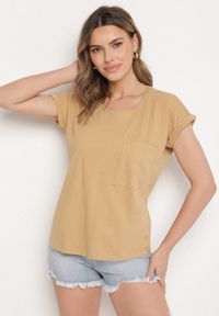Born2be - Beżowy T-shirt z Bawełny Ozdobiony Kieszonką Ziarene. Okazja: na co dzień. Kolor: beżowy. Materiał: bawełna. Wzór: aplikacja. Styl: sportowy, casual #7