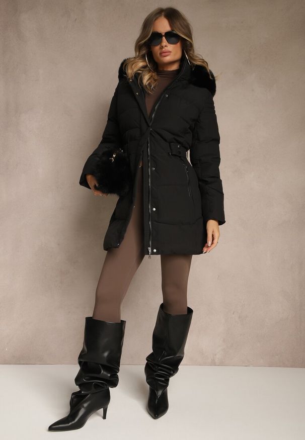 Renee - Czarna Pikowana Kurtka Zimowa z Kapturem z Futerkiem Goella. Okazja: na co dzień. Typ kołnierza: kaptur. Kolor: czarny. Materiał: futro. Sezon: zima. Styl: casual