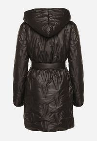 Born2be - Czarna Kurtka z Pikowanymi Przeszyciami Kapturem i Wiązanym Paskiem Erlexie. Okazja: na spacer, na co dzień, na spotkanie biznesowe, do pracy. Kolor: czarny. Materiał: dzianina, jeans. Styl: casual, biznesowy, klasyczny #2