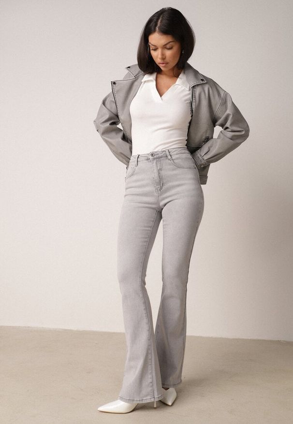 Born2be - Szare Bawełniane Jeansy Dzwony z Wysokim Stanem Bwynvienne. Okazja: na co dzień, do pracy, na spotkanie biznesowe. Stan: podwyższony. Kolor: szary. Wzór: gładki. Styl: biznesowy, klasyczny, casual, elegancki