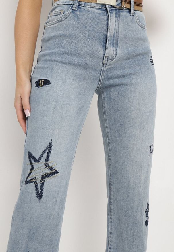 Born2be - Jasnoniebieskie Jeansy z Szerokimi Nogawkami i Ozdobnymi Haftami Silinnga. Okazja: na co dzień. Kolor: niebieski. Wzór: haft. Styl: elegancki, casual, retro