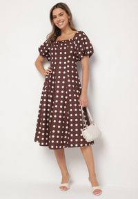 Born2be - Brązowa Rozkloszowana Sukienka Vices w Grochy z Dekoltem Typu Hiszpanka Zimina. Okazja: na co dzień. Typ kołnierza: dekolt hiszpanka. Kolor: brązowy. Materiał: skóra, materiał. Wzór: grochy. Typ sukienki: proste. Styl: casual, klasyczny #7