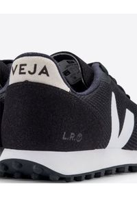Veja - VEJA - Czarne sneakersy SDU. Kolor: czarny. Materiał: zamsz, guma, materiał. Wzór: napisy, geometria, aplikacja #3
