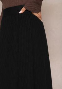 Renee - Czarna Dzianinowa Spódnica Midi z Gumką w Pasie Versarra. Kolor: czarny. Materiał: dzianina. Wzór: gładki #4