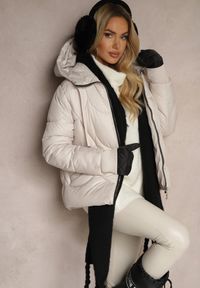 Renee - Beżowa Pudełkowa Kurtka z Pikowanymi Przeszyciami i Kapturem Semirielle. Okazja: na co dzień. Kolor: beżowy. Materiał: jeans. Długość rękawa: długi rękaw. Długość: długie. Styl: elegancki, casual