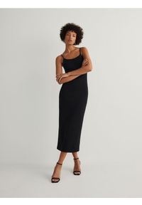Reserved - Dzianinowa sukienka midi - czarny. Kolor: czarny. Materiał: dzianina. Długość: midi