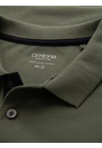Ombre Clothing - Męska bawełniana koszulka polo z kontrastowymi wykończeniami – oliwkowa V6 - Rozmiar: XL. Typ kołnierza: polo. Kolor: oliwkowy. Materiał: bawełna. Wzór: haft