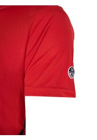 North Sails X Prada T-shirt "Foehn" | 45 2302 000 | T-shirt Foehn | Mężczyzna | Czerwony. Okazja: na co dzień. Kolor: czerwony. Materiał: poliester. Wzór: nadruk, aplikacja. Styl: casual #4