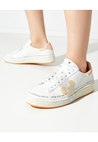 MOA Concept - MOA CONCEPT - Białe sneakersy z brokatowym detalem. Nosek buta: okrągły. Kolor: biały. Materiał: guma. Wzór: napisy, motyw z bajki, nadruk, aplikacja #1