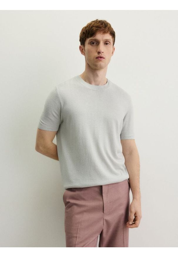 Reserved - T-shirt regular z lnem - jasnoszary. Kolor: szary. Materiał: len