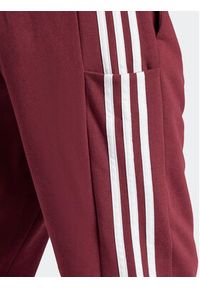 Adidas - adidas Spodnie dresowe Essentials IS1366 Czerwony Regular Fit. Kolor: czerwony. Materiał: bawełna #6