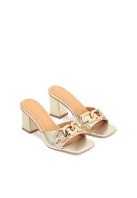Kazar - Eleganckie złote klapki na wygodnym obcasie. Kolor: złoty. Materiał: skóra. Wzór: gładki, aplikacja. Obcas: na obcasie. Styl: elegancki. Wysokość obcasa: średni #5