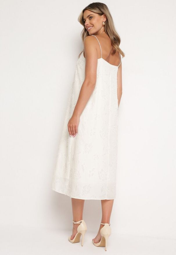 Born2be - Beżowa Trapezowa Sukienka na Ramiączkach z Koralikami i Cyrkoniami Dimzuri. Okazja: na co dzień. Kolor: beżowy. Materiał: jeans. Długość rękawa: na ramiączkach. Wzór: aplikacja. Typ sukienki: trapezowe. Styl: casual, elegancki