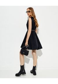 prada - PRADA - Czarna sukienka mini bez rękawów. Kolor: czarny. Materiał: materiał. Długość rękawa: bez rękawów. Typ sukienki: rozkloszowane. Długość: mini #2