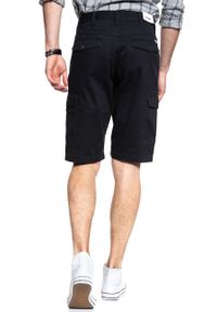 Wrangler - KRÓTKIE SPODENKI WRANGLER CARGO SHORT NAVY WASHED W15DHC49I. Materiał: materiał. Długość: krótkie. Wzór: aplikacja