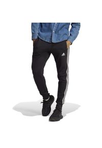 Spodnie fitness męskie Adidas Gym & Pilates. Kolor: czarny, biały, wielokolorowy. Materiał: bawełna, materiał. Sport: fitness, joga i pilates