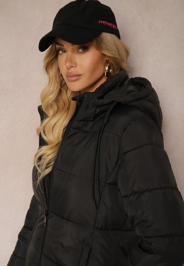 Renee - Czarna Zimowa Kurtka z Pikowanymi Przeszyciami i Kapturem z Możliwością Odpięcia Sanrinna. Okazja: na co dzień. Kolor: czarny. Materiał: jeans, polar. Długość rękawa: długi rękaw. Długość: długie. Sezon: zima. Styl: elegancki, casual