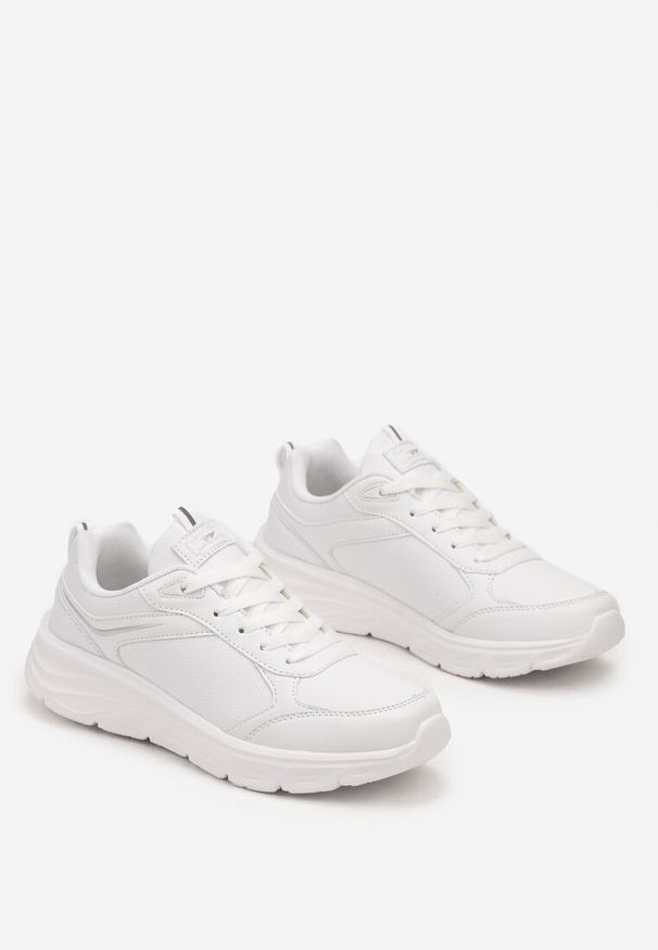 Renee - Białe Casualowe Buty Sportowe Sneakersy na Płaskiej Tłoczonej Podeszwie Velanitta. Okazja: na co dzień. Zapięcie: pasek. Kolor: biały. Materiał: jeans. Wzór: paski