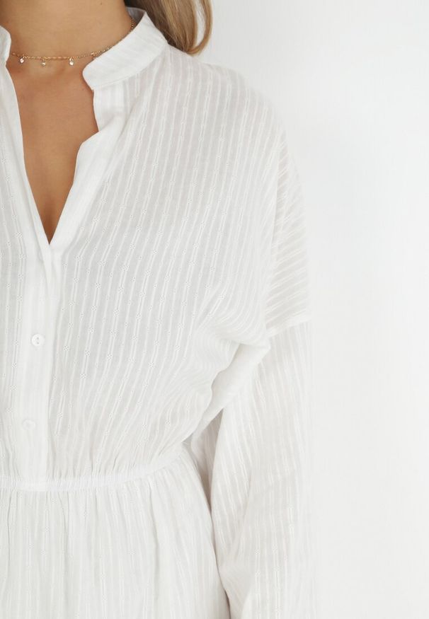 Born2be - Biała Sukienka Nietoperz z Gumką w Pasie Amberly. Okazja: na co dzień. Typ kołnierza: dekolt w serek, typu klepsydra. Kolor: biały. Materiał: jeans. Długość rękawa: długi rękaw. Styl: elegancki, casual