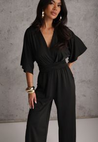 Renee - Czarny Nietoperzowy Kombinezon Koktajlowy z Wiskozą Zdobiony Drapowaniem Avadina. Kolor: czarny. Materiał: wiskoza. Wzór: aplikacja. Styl: wizytowy #1