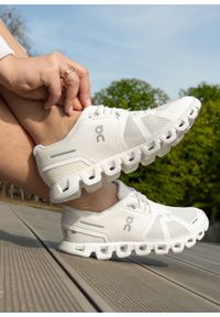 On Running - Sneakersy damskie białe ON RUNNING CLOUD 5. Okazja: do pracy, na spacer, na co dzień. Kolor: biały. Sport: bieganie #3