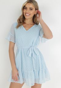 Born2be - Niebieska Sukienka Acalopei. Okazja: na imprezę. Typ kołnierza: dekolt w serek. Kolor: niebieski. Materiał: tkanina, materiał. Typ sukienki: trapezowe. Styl: wizytowy. Długość: mini #3