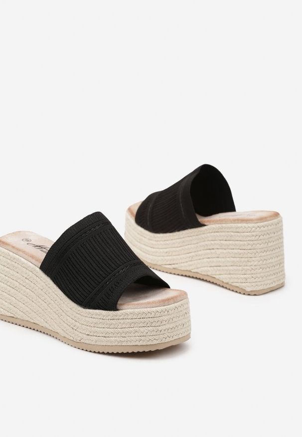 Renee - Czarne Klapki na Koturnie w Stylu Boho z Tłoczoną Cholewką Neorwynne. Okazja: na spacer. Kolor: czarny. Sezon: lato. Obcas: na koturnie. Styl: boho