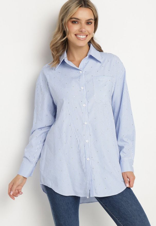 Born2be - Niebieska Koszula w Pionowe Paski Zapinana na Guziki z Dłuższym Tyłem Nellthira. Okazja: na co dzień. Kolor: niebieski. Długość rękawa: długi rękaw. Długość: długie. Wzór: paski. Styl: casual, klasyczny, elegancki
