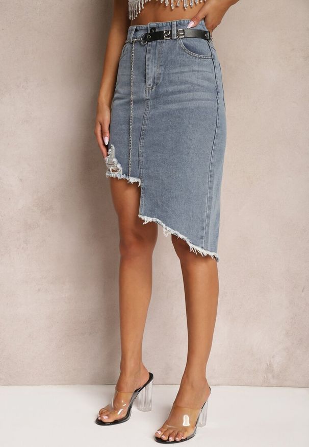Renee - Niebieska Asymetryczna Bawełniana Spódnica Jeansowa High Waist z Łańcuchem i Paskiem Vimaliene. Stan: podwyższony. Kolor: niebieski. Materiał: jeans, bawełna. Sezon: lato