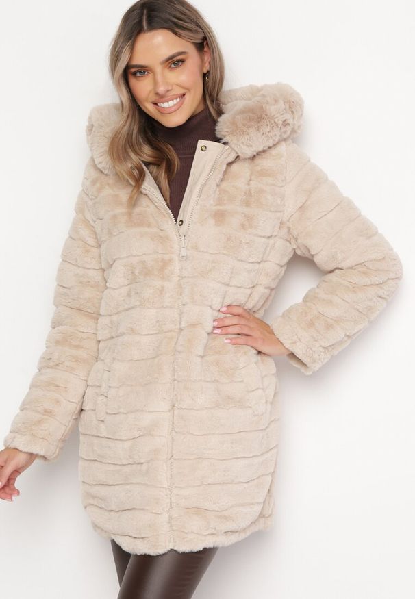 Born2be - Jasnobeżowa Kurtka Parka ze Ściągaczem i Kapturem z Futerkiem Nephira. Kolor: beżowy. Materiał: futro
