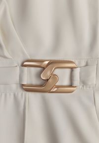 Renee - Jasnobeżowa Elegancka Sukienka o Kopertowym Kroju Zdobiona Aplikacją w Talii Zilendra. Kolor: beżowy. Wzór: aplikacja. Typ sukienki: kopertowe. Styl: elegancki #3