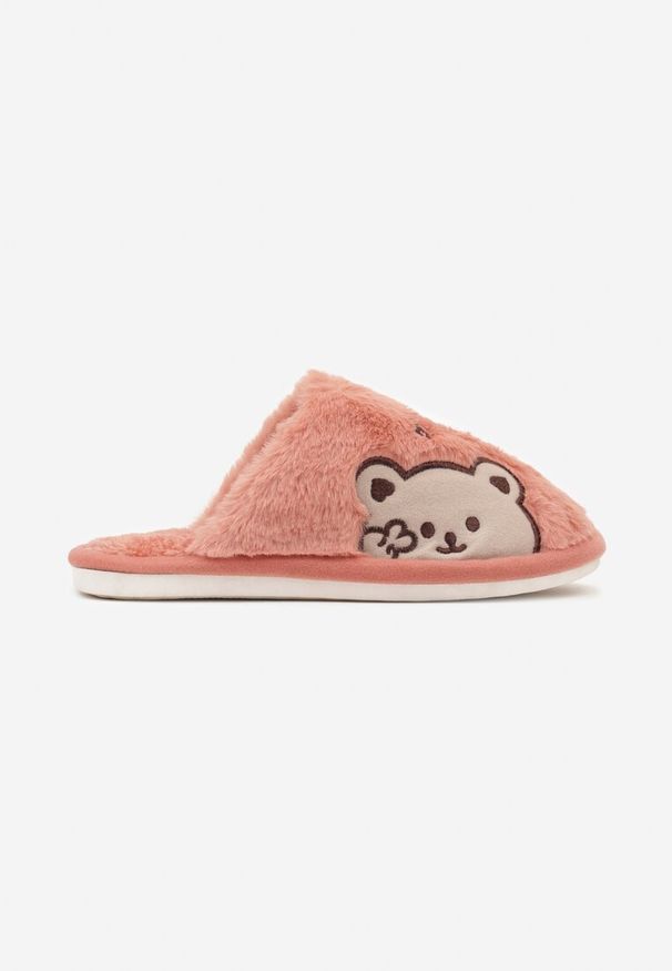 Born2be - Ciemnoróżowe Płaskie Kapcie Ozdobione Naszywką Misia Creia. Okazja: na co dzień, do domu. Kolor: różowy. Materiał: jeans, satyna, kaszmir. Wzór: aplikacja. Obcas: na obcasie. Styl: elegancki, casual. Wysokość obcasa: niski