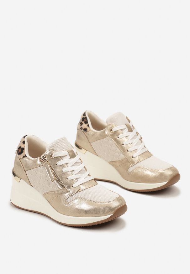 Renee - Złote Sneakersy Thessiore. Zapięcie: zamek. Kolor: złoty. Materiał: materiał. Wzór: aplikacja. Obcas: na koturnie