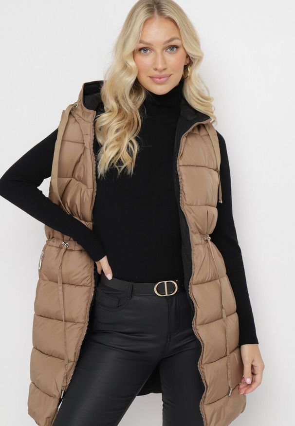 Born2be - Ciemnobeżowa Długa Kamizelka Dwustronna Zapinana na Suwak z Pikowaniem i Troczkiem w Pasie Heddemia. Kolor: beżowy. Długość: długie. Wzór: gładki