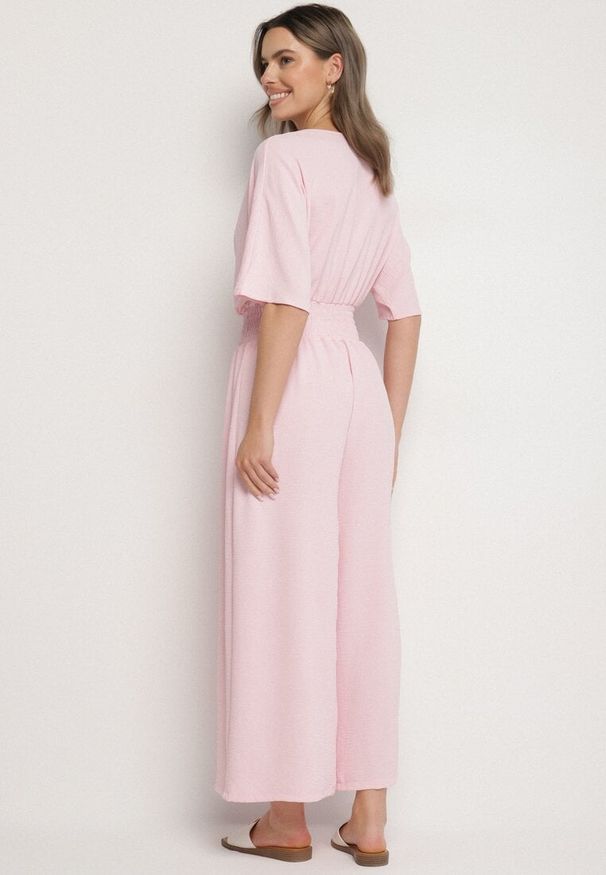 Born2be - Jasnoróżowy Kopertowy Kombinezon z Gumką w Talii i Szerokimi Nogawkami Vimashea. Okazja: na co dzień. Kolor: różowy. Styl: elegancki, casual