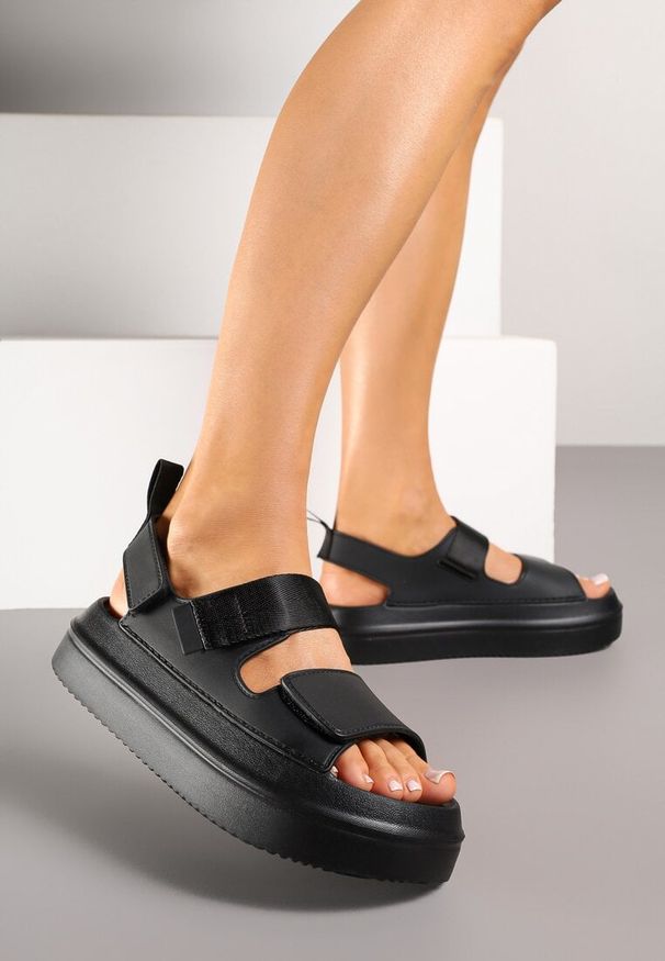 Born2be - Czarne Sandały na Piankowej Platformie z Zapięciem na Rzep Vonamia. Okazja: na co dzień. Zapięcie: rzepy. Kolor: czarny. Sezon: lato. Obcas: na platformie. Styl: elegancki, casual, klasyczny